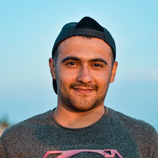 Ein Mann mit Bart und Cap